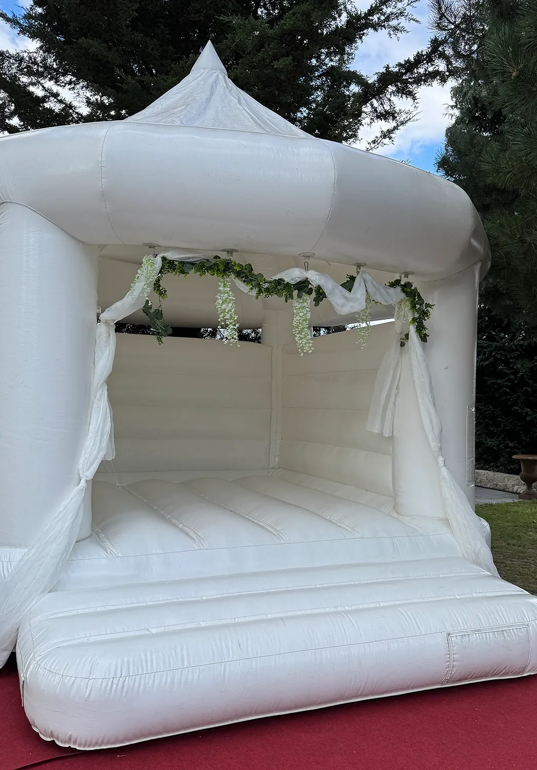 Weiße Hüpfburg als Highlight auf Hochzeit – modernes Hochzeitsevent mit Spaßfaktor und Musik von DJ Dobbi