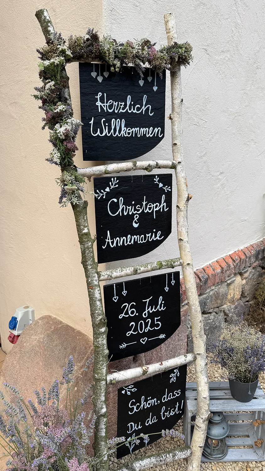 Persönliches Willkommensschild mit Namen des Brautpaares und Hochzeitsdatum – liebevolle Dekoration bei Feier mit DJ Dobbi