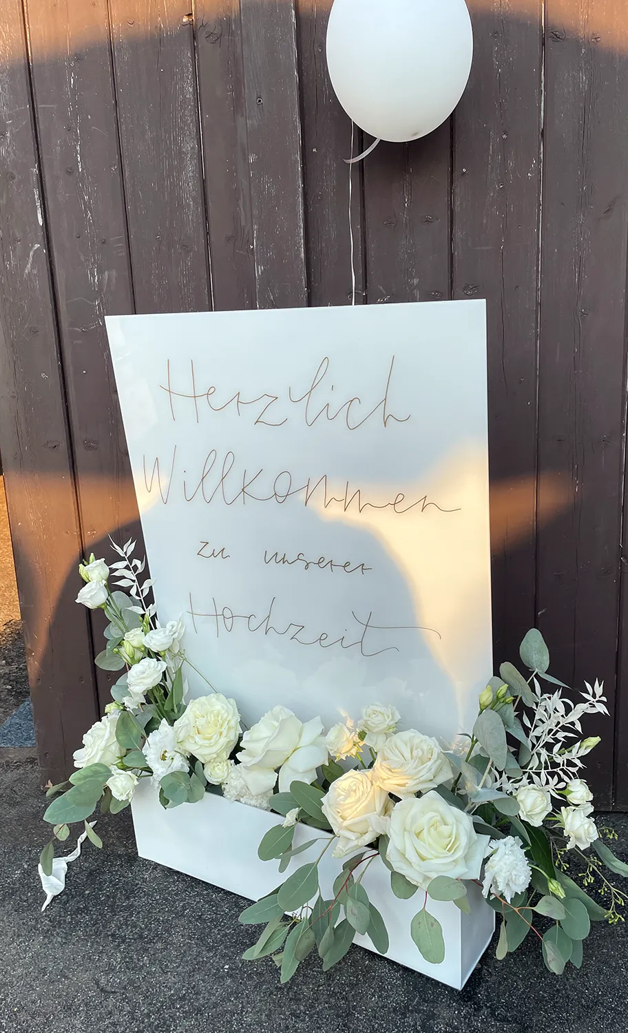 Begrüßungsschild mit Blumendekoration bei Hochzeit – stilvoller Empfangsbereich für Feier mit DJ Dobbi