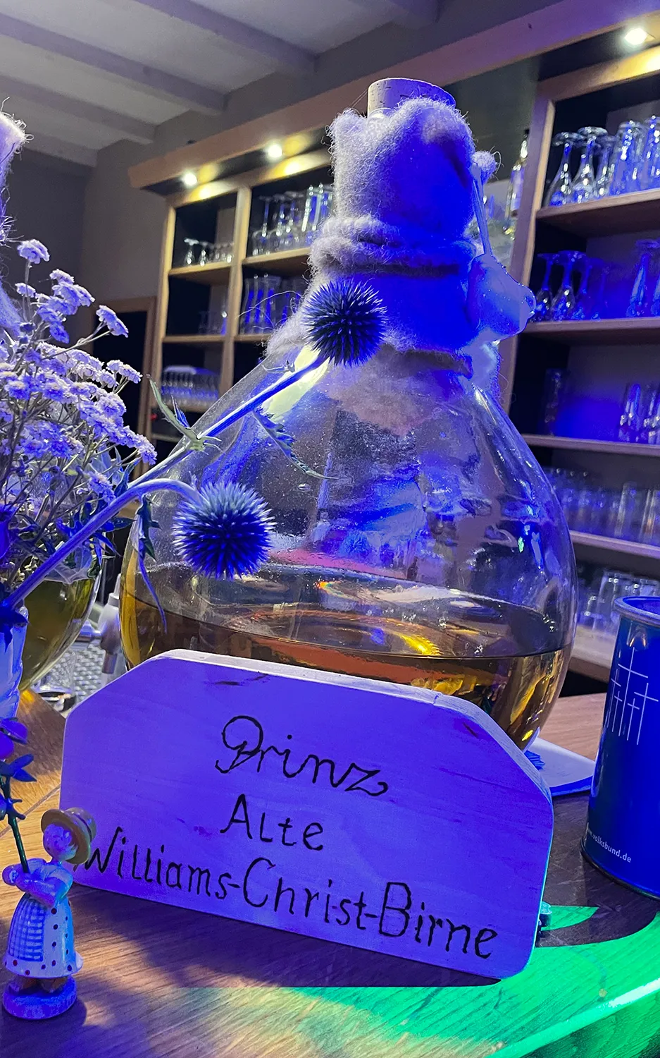 Detailaufnahme an der Hochzeitsbar mit Prinz Alte Williams-Christ-Birne – stilvolles Hochzeitsambiente mit DJ Dobbi