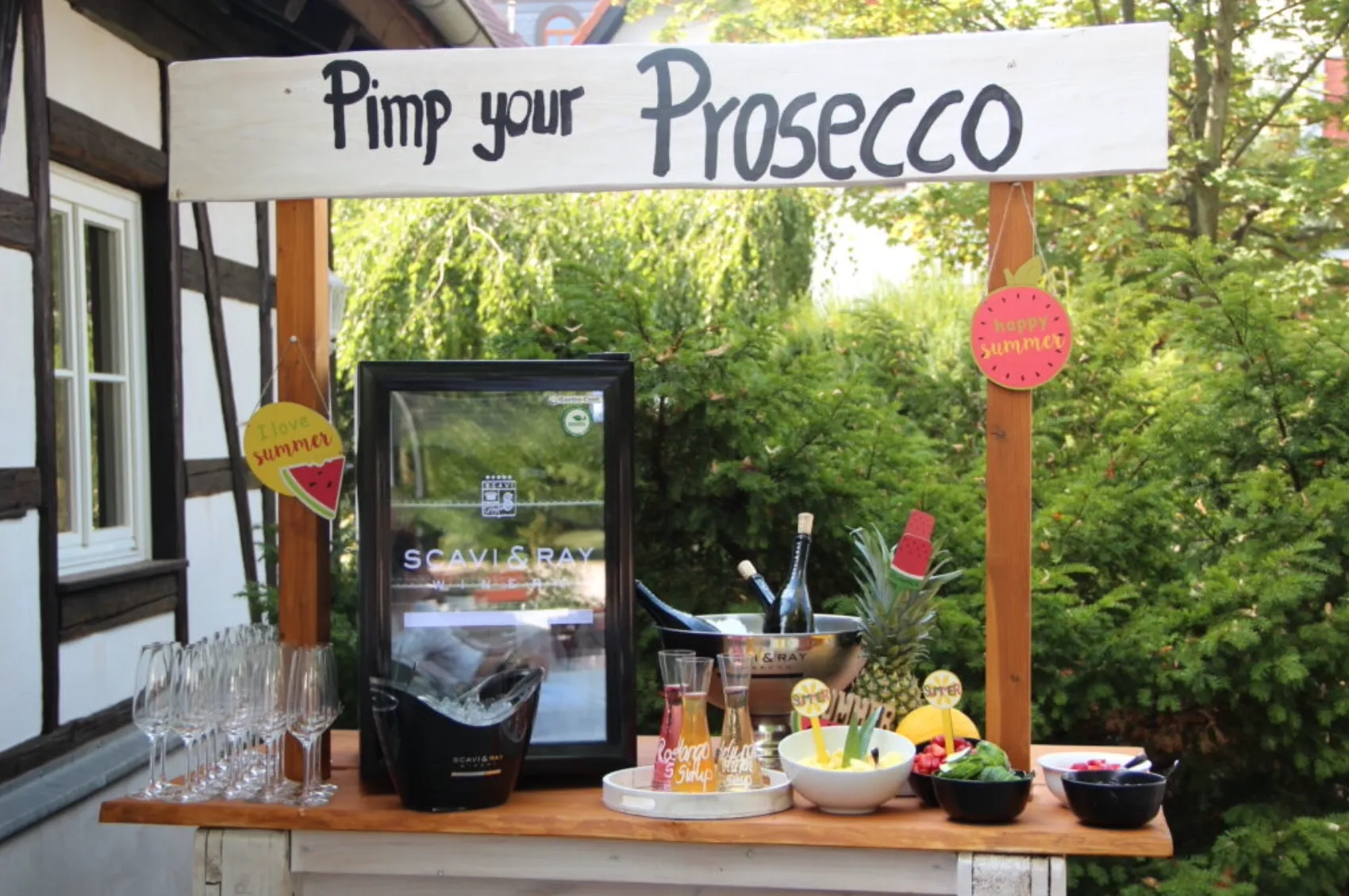 Prosecco-Bar mit frischen Früchten zum Selbstmixen – moderne Hochzeit im Freien mit DJ Dobbi