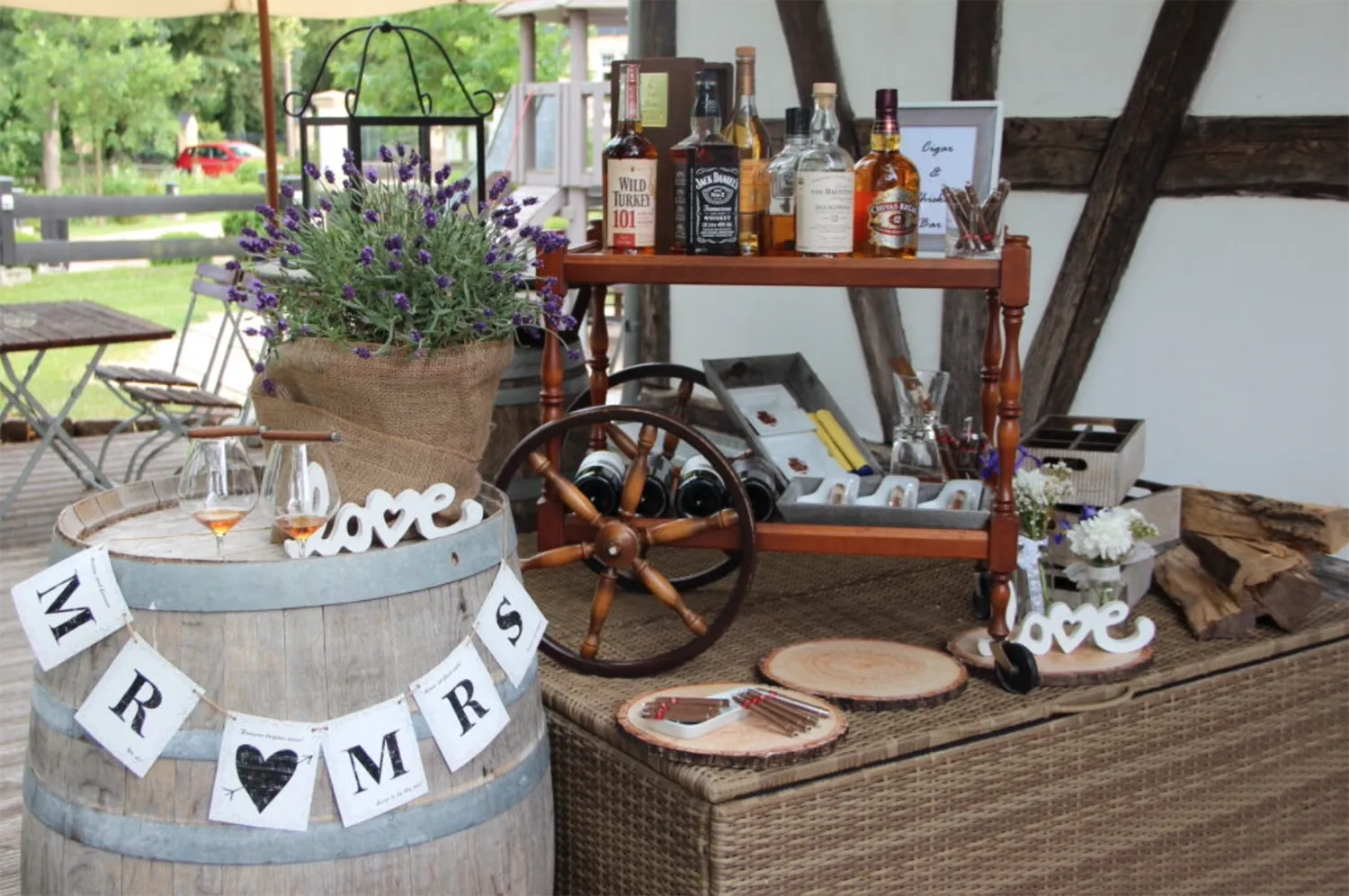 Stylische Whiskey- und Zigarrenbar auf Hochzeit – rustikale Hochzeitsdekoration und Feier mit DJ Dobbi