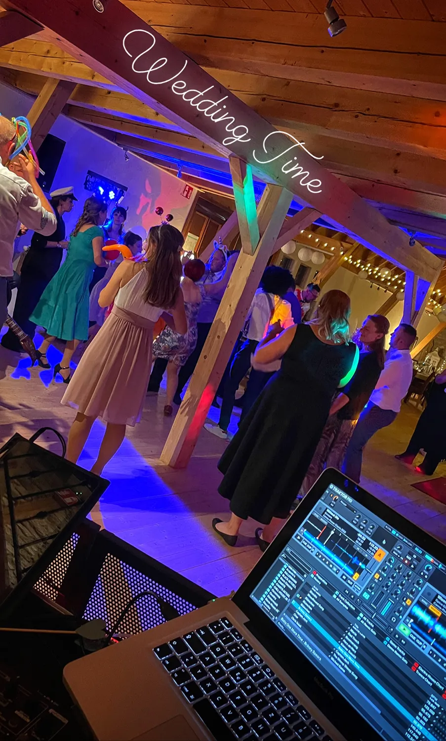 Hochzeitsparty mit voller Tanzfläche und DJ-Pult – beste Stimmung und Musik von DJ Dobbi für unvergessliche Feier