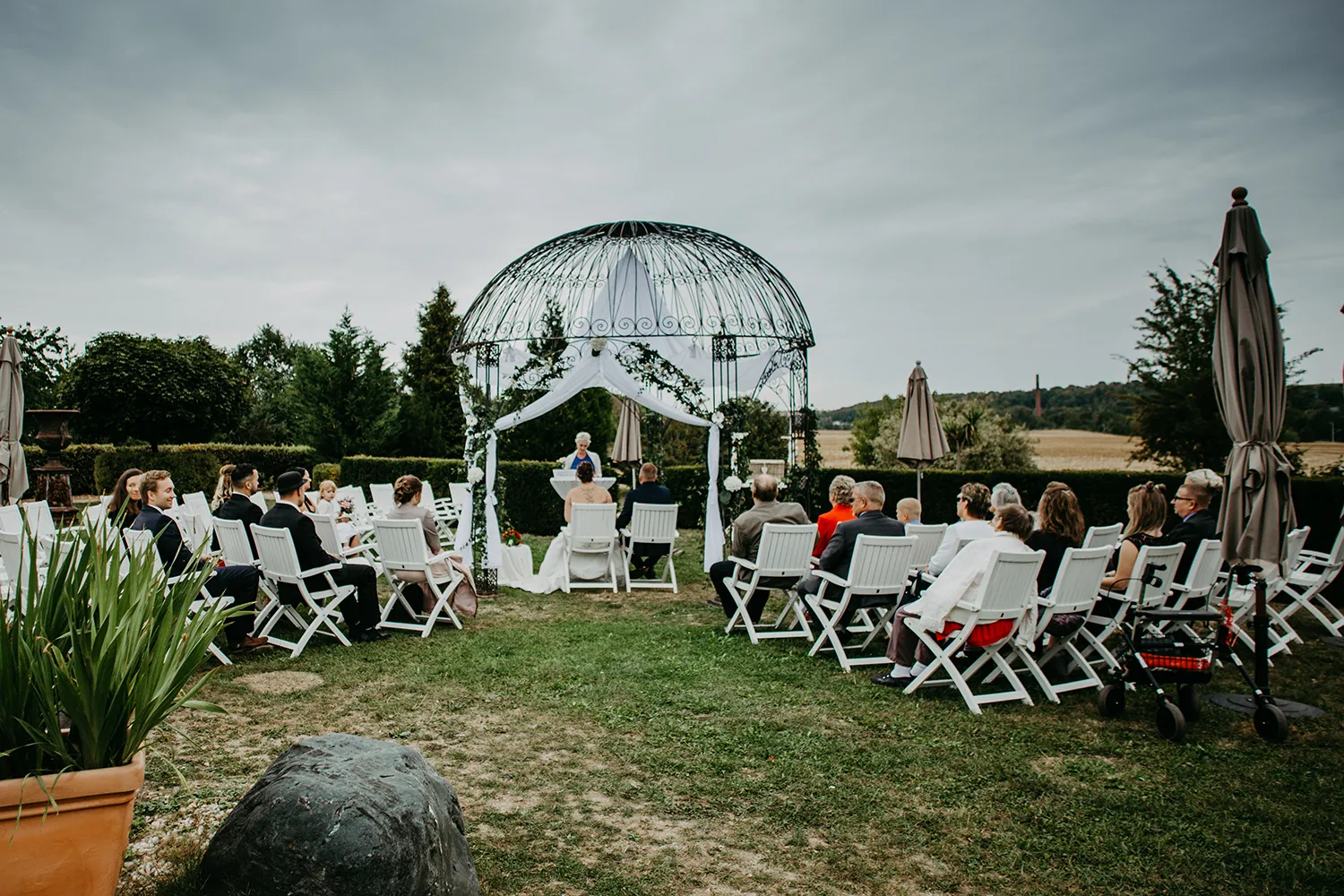 Freie Trauung im Garten mit Pavillon und Gästen – romantische Hochzeitszeremonie mit DJ Dobbi für musikalische Begleitung
