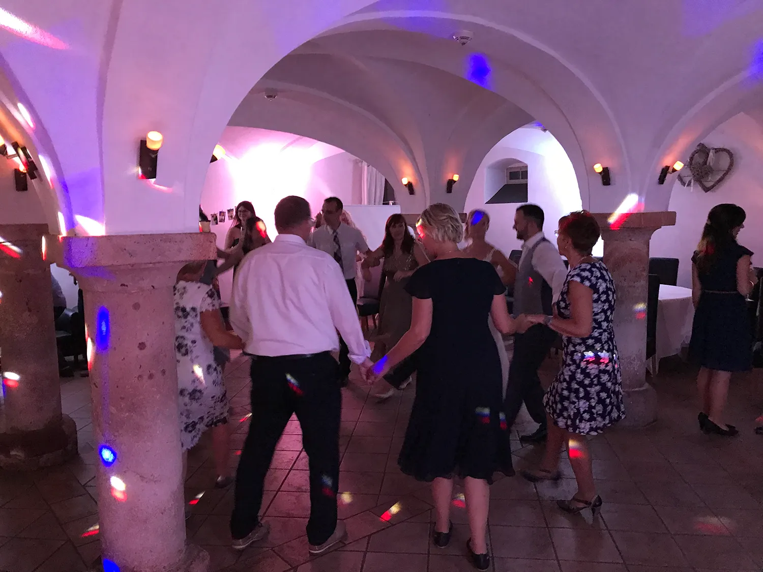 Hochzeit mit DJ Dobbi – Tanzende Gäste und gute Stimmung in festlicher Location
