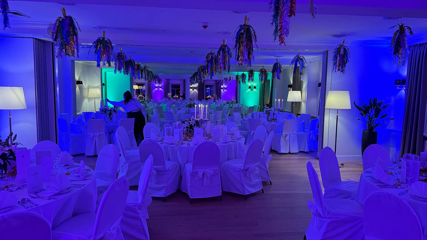 Stilvoll dekorierte Hochzeitslocation mit LED-Ambientebeleuchtung und festlich gedeckten Tischen – perfekte Atmosphäre für Hochzeit mit DJ Dobbi