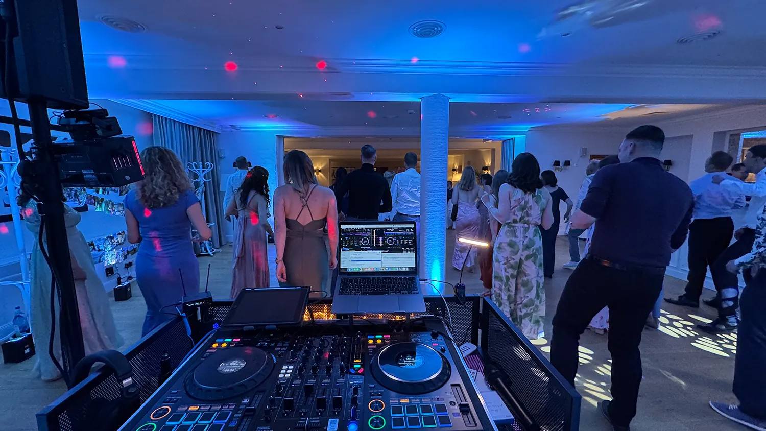 Hochzeitsparty mit voller Tanzfläche und professionellem DJ Dobbi-Setup – Musik und Lichttechnik sorgen für Party-Stimmung