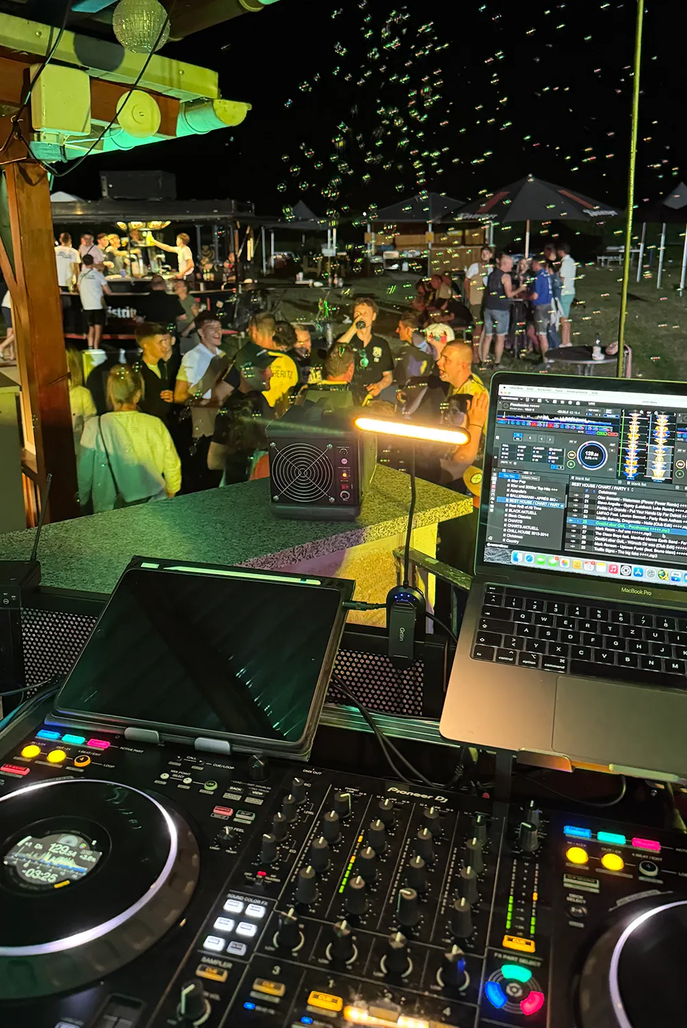 DJ Dobbi beim Open-Air Event – professionelles DJ-Pult, Pioneer Mixer und Party-Atmosphäre mit begeistertem Publikum