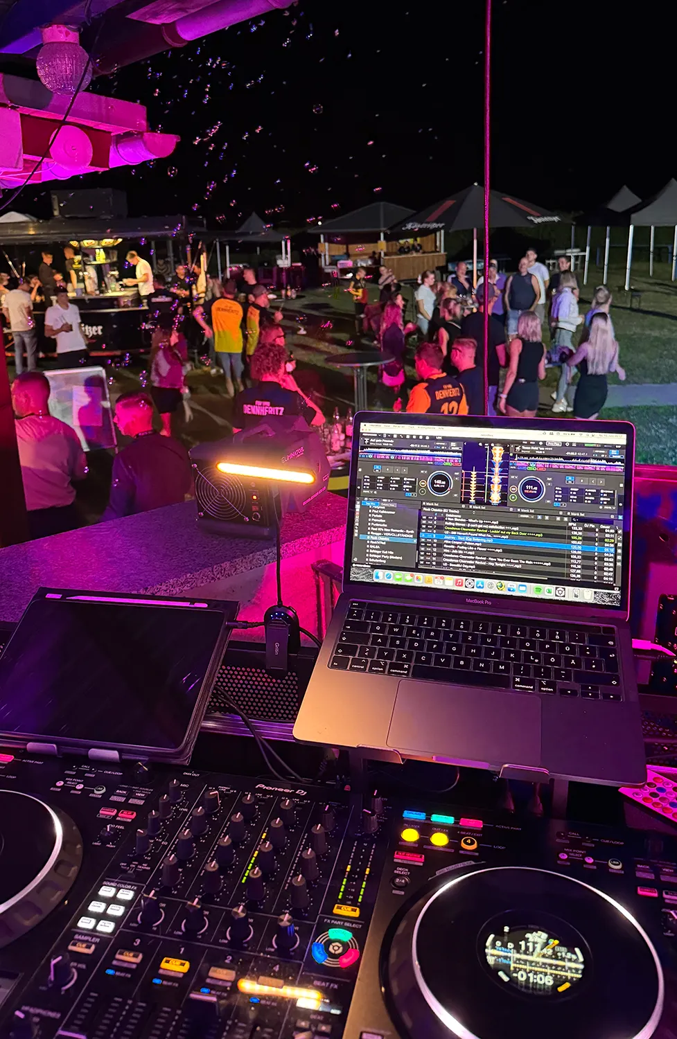 Open-Air Event mit DJ Dobbi-Setup und tanzendem Publikum – professionelle Musik und Lichttechnik sorgen für Festival-Stimmung