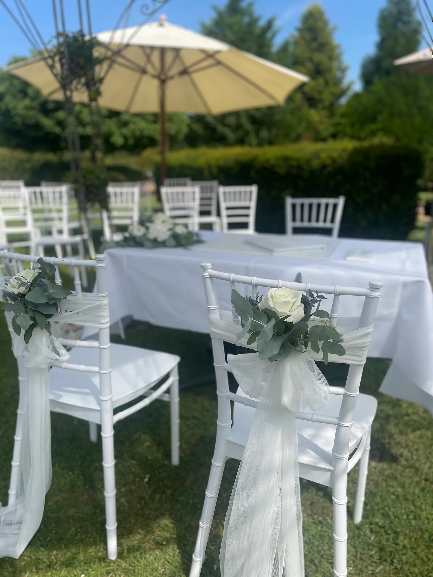 Romantische freie Trauung im Freien mit weißer Hochzeitsdekoration – stilvolles Ambiente für Hochzeit mit DJ Dobbi