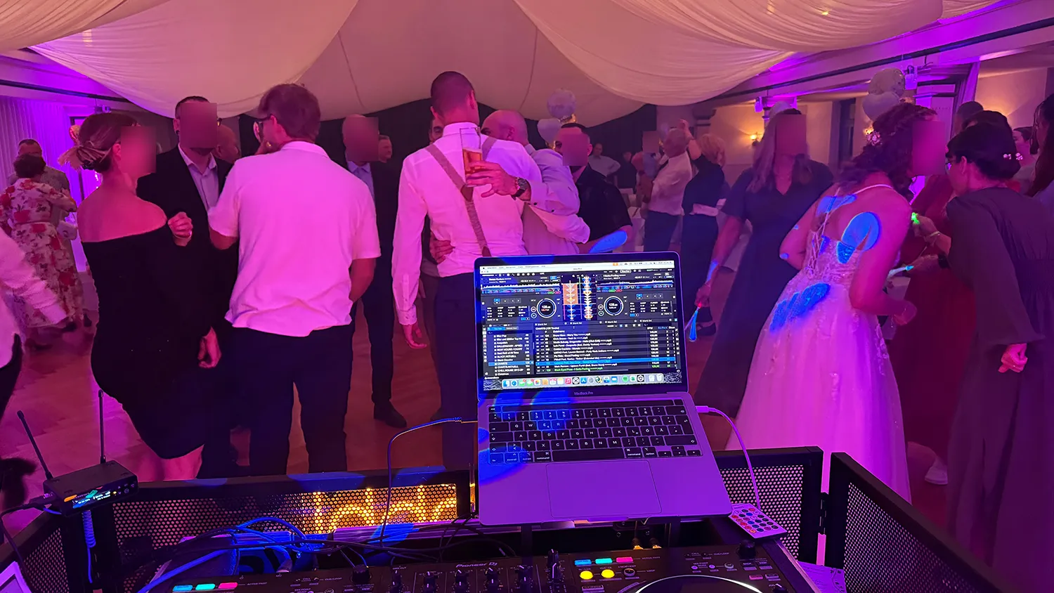 Hochzeitsparty mit Tanzfläche und DJ Dobbi-Technik – professionelle Musikbegleitung sorgt für volle Stimmung beim Event