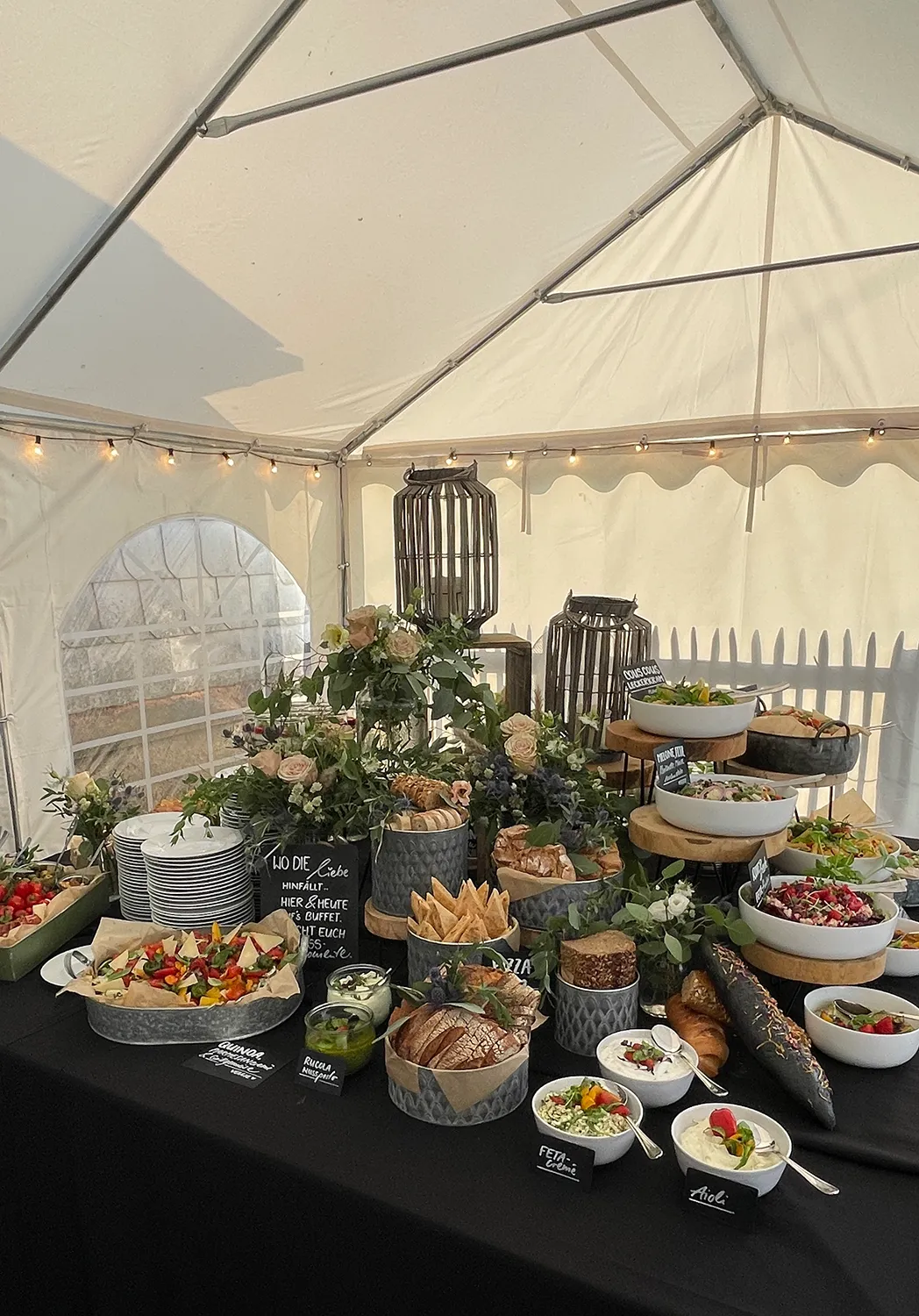 Hochzeitsbuffet bei Event mit DJ Dobbi – stilvolle Deko und hochwertiges Catering für Hochzeit