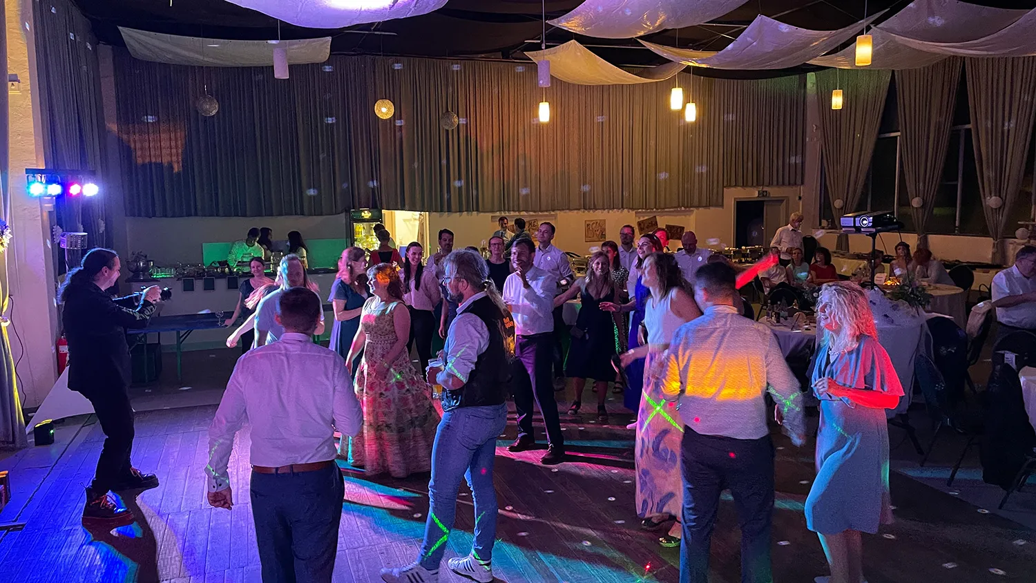 Feiernde Hochzeitsgesellschaft auf der Tanzfläche mit moderner Lichttechnik – Party Atmosphäre mit professionellem Event DJ Dobbi