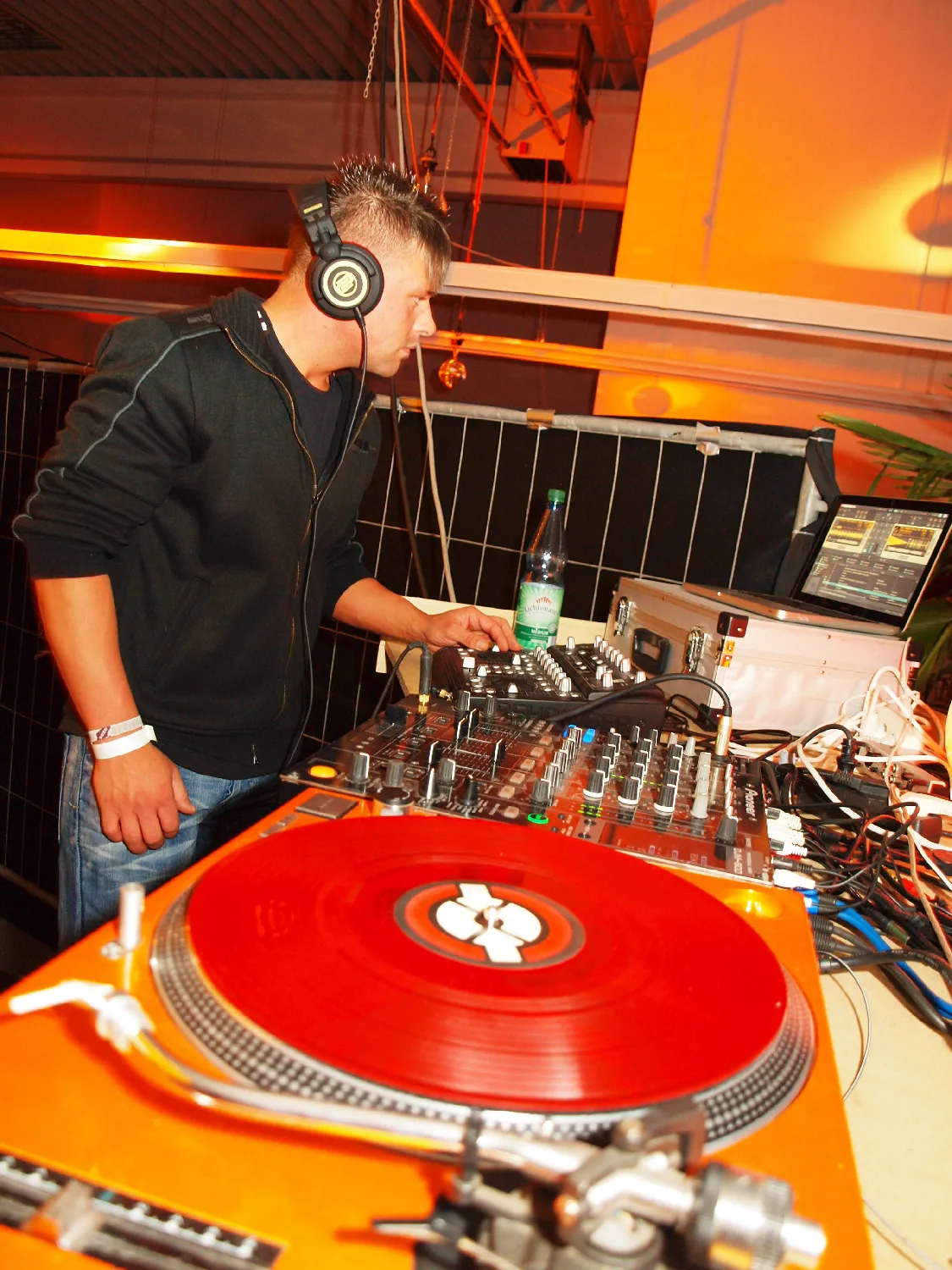 DJ Dobbi legt bei Event mit professionellem DJ-Equipment auf – erfahrener Event- und Hochzeits-DJ