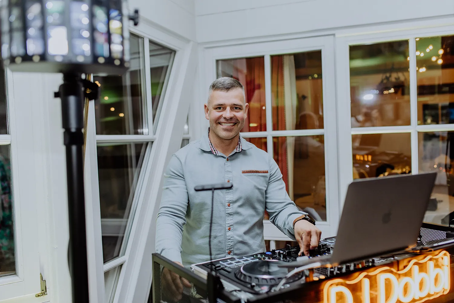 DJ Dobbi mit DJ Pult auf Hochzeit in Zwickau