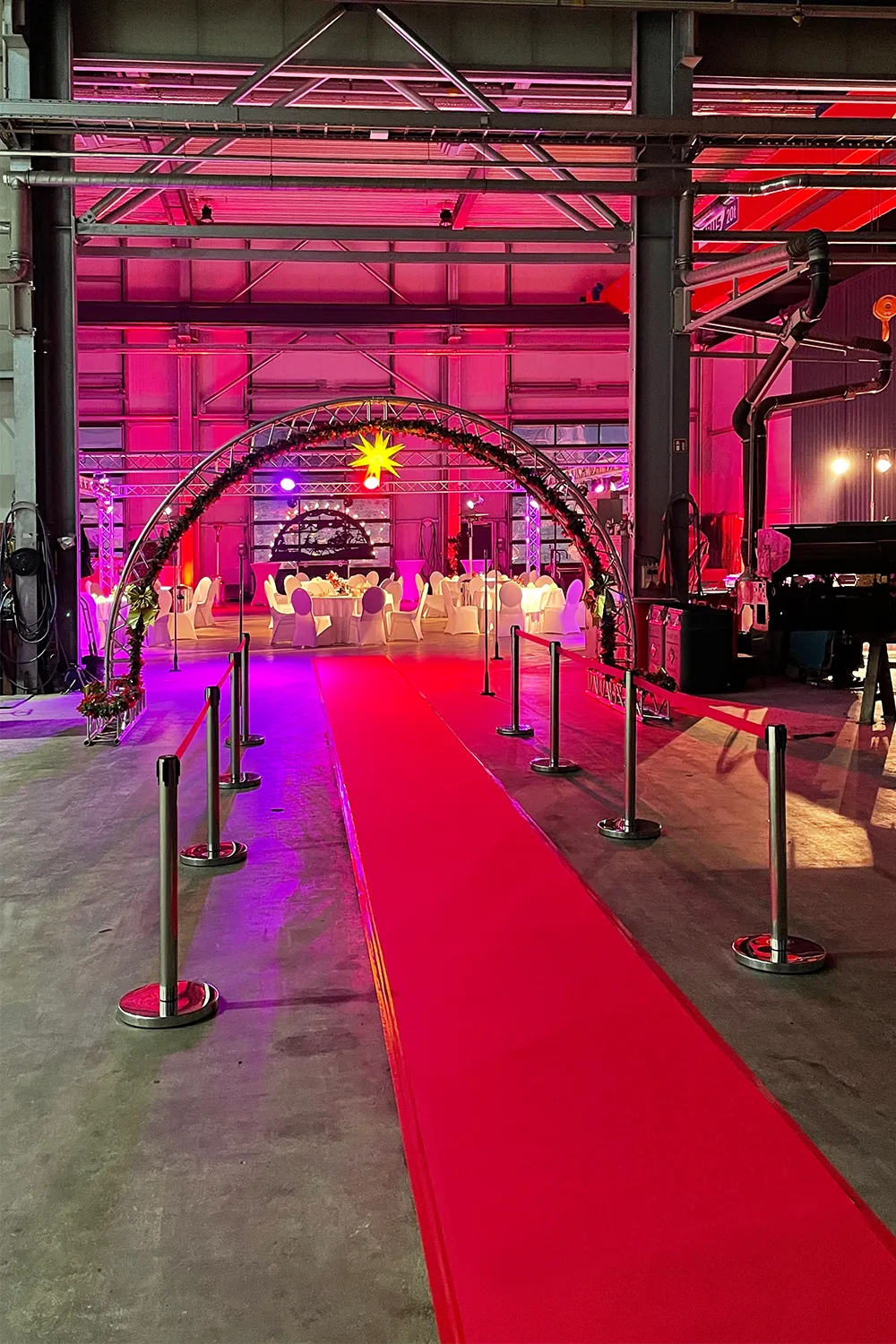 Stilvolles Firmenevent mit rotem Teppich und Eventbeleuchtung – professionelle Eventmusik von DJ Dobbi