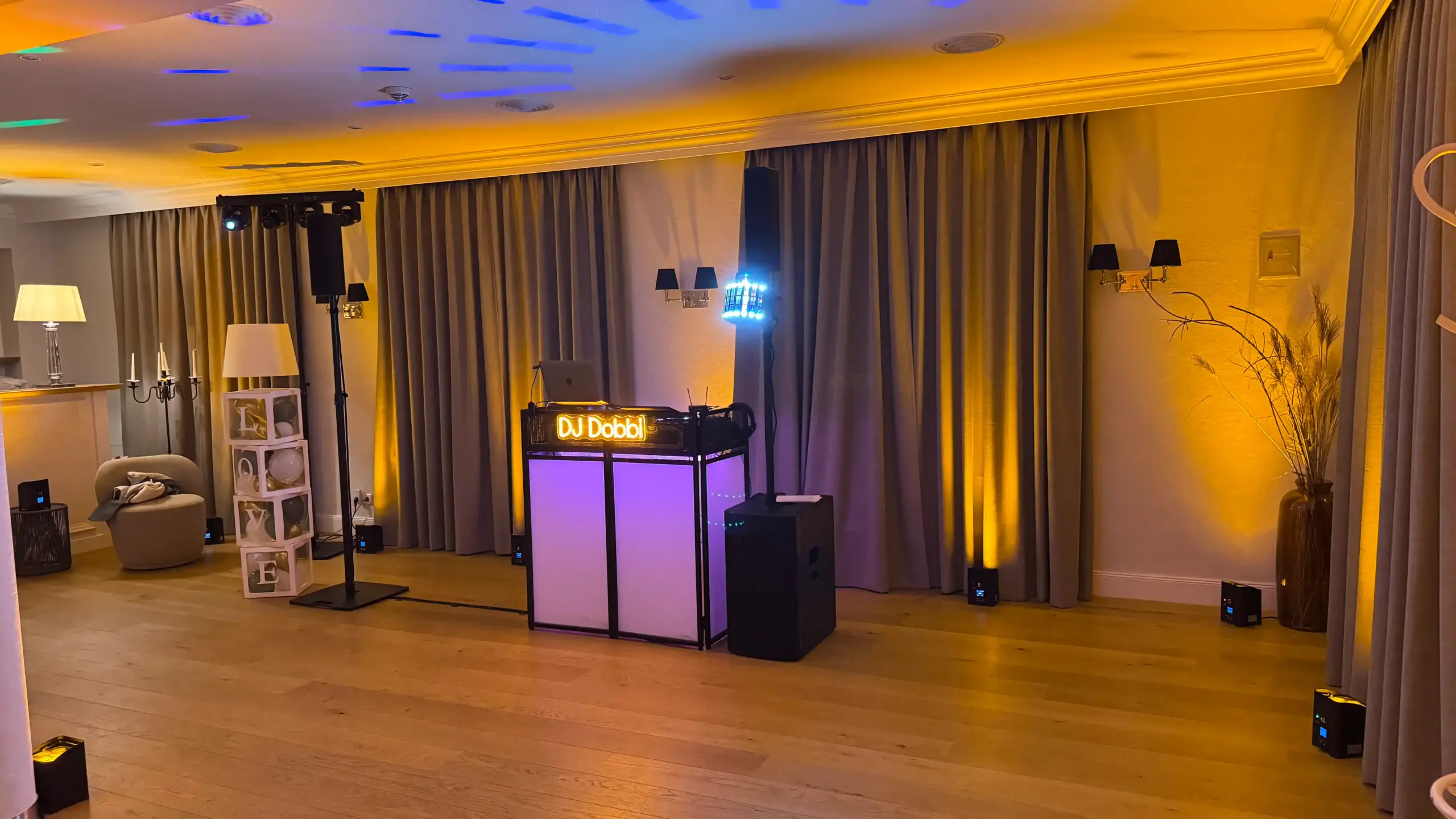 DJ Setup zur Hochzeit in Chemnitz von DJ Dobbi. Beleuchteter DJ Tisch, Moving Heads und Ambietebeleuchtung