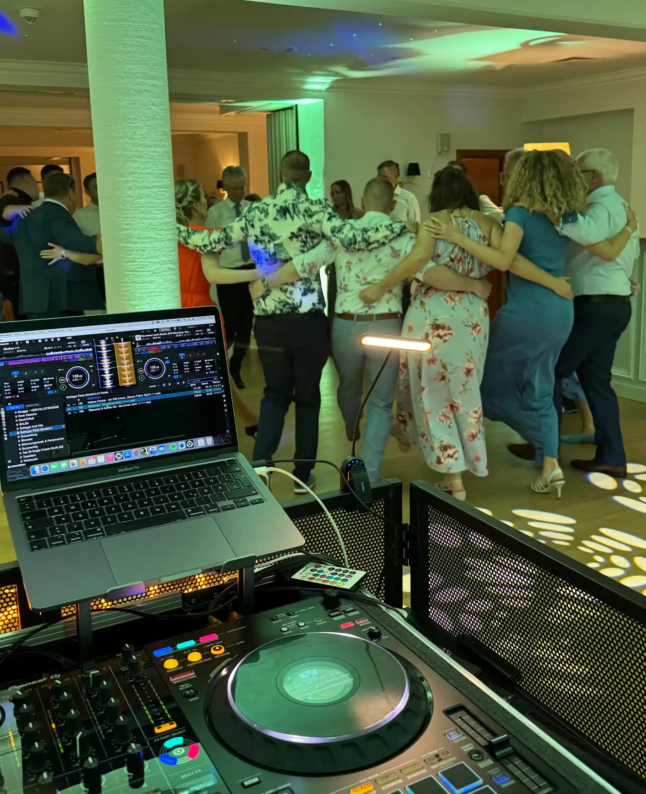 Tanzendes-Publikum-zur-Hochzeit-im-Röhrsdorfer-Hof-in-Chemnitz