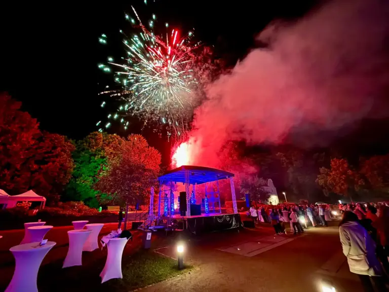 mobile-buehne-mit-feuerwerk