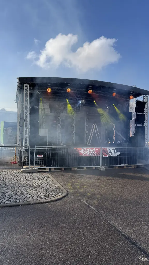 eventbühne-und-technik-zum-meeraner-straßenfasching