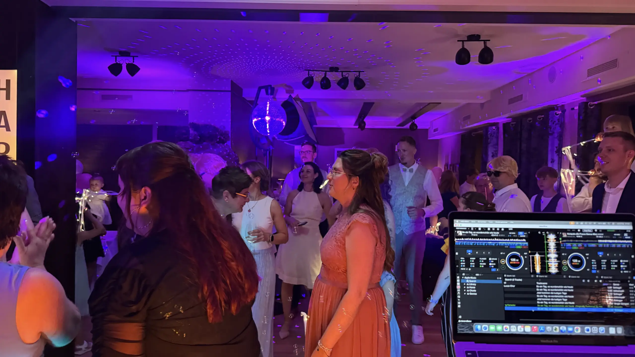 volle-tanzfläche-mit-hochzeits-dj-dobbi-in-chemnitz